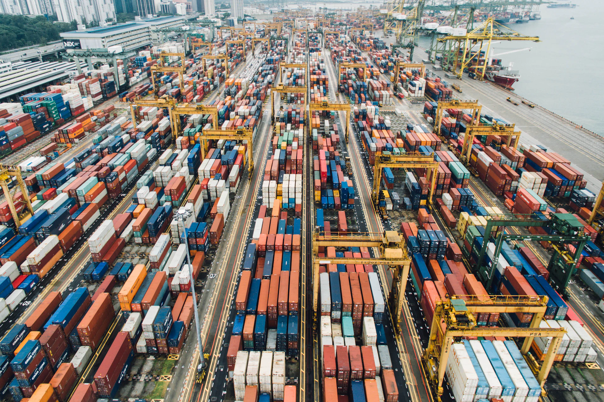 Keamanan di Area STS Transfer: Tantangan Ship-to-Ship dan Kepatuhan ISPS
